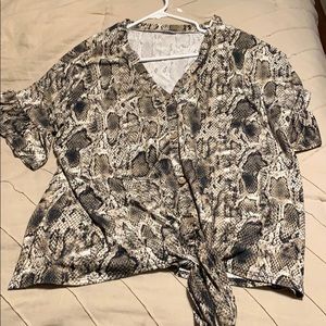 Short sleeved snakeskin print top.